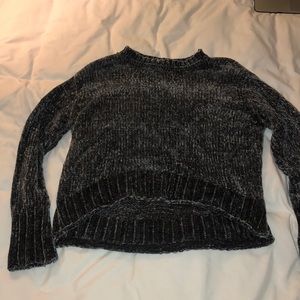 gray knitted sweater